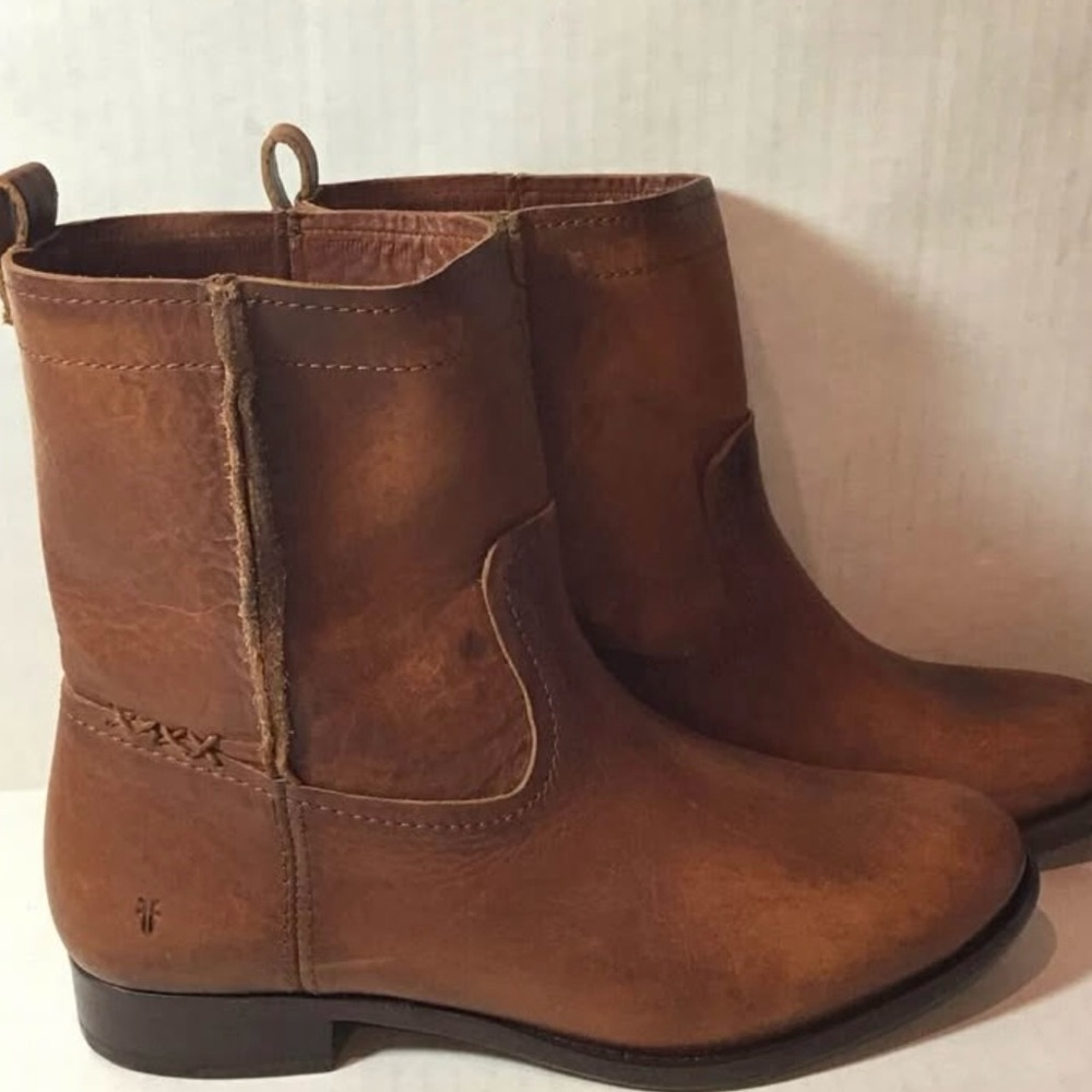 8.5 Frye Women's Cara Short Ankle Boot Cognac Brown Leather Pull On Boot.